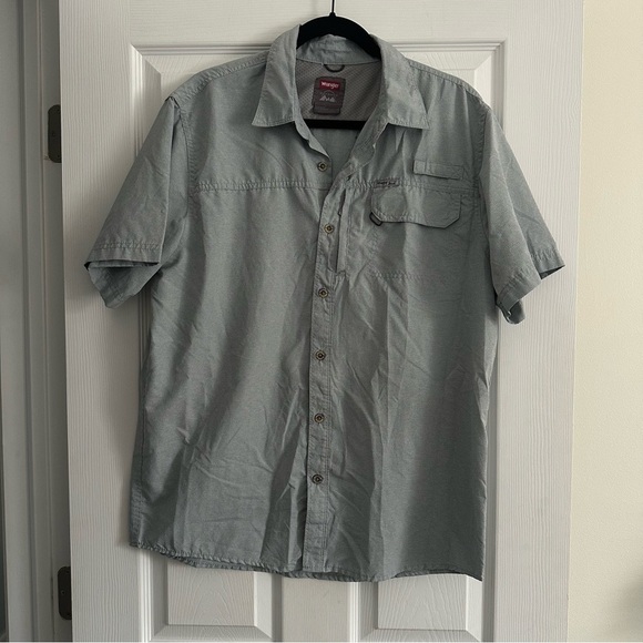 Size L Wrangler Grey Water Resistant Short Sleeve Shirt - Picture 1 of 4